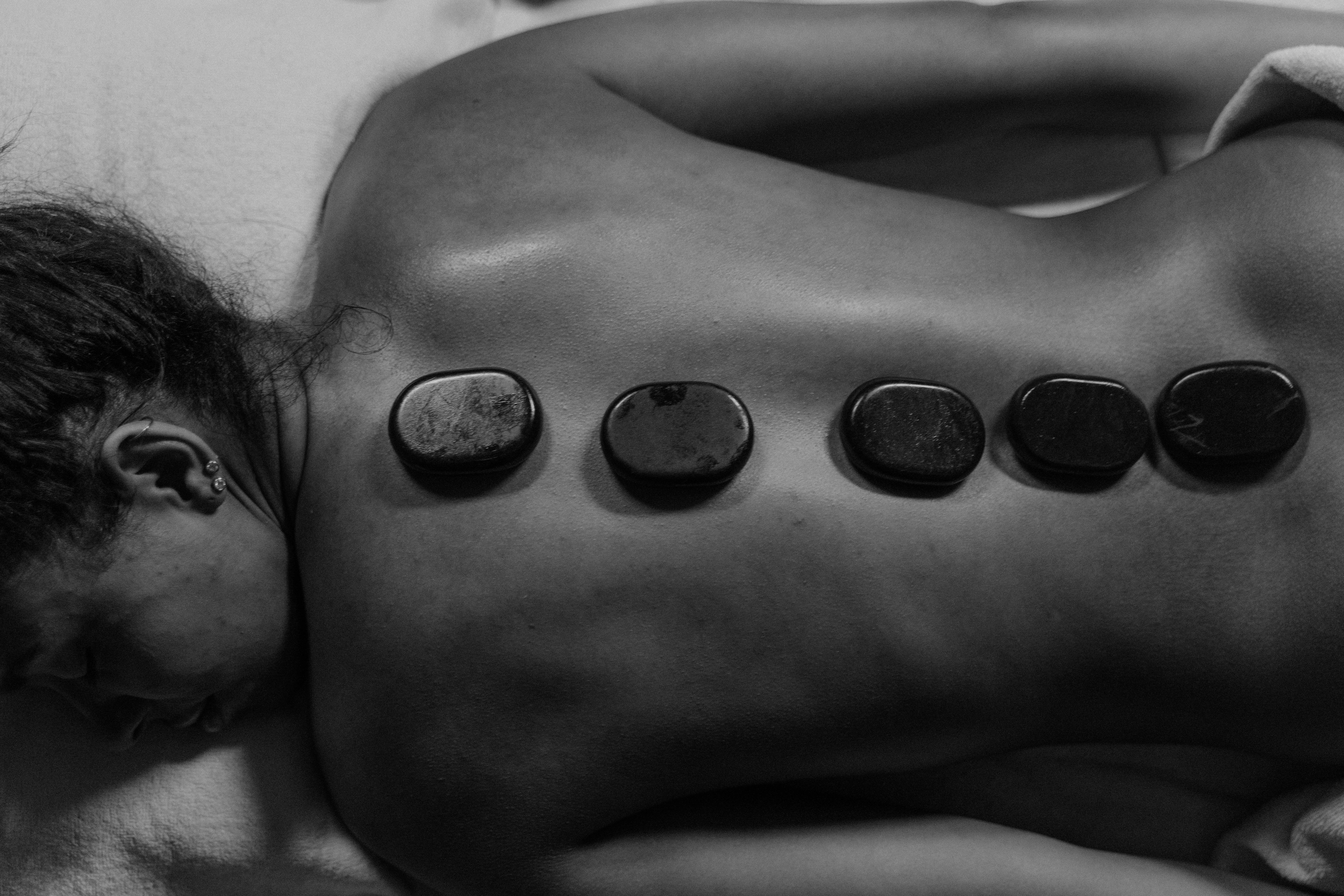Foto de sesión de biomagnetismo — imanes colocados en puntos del cuerpo