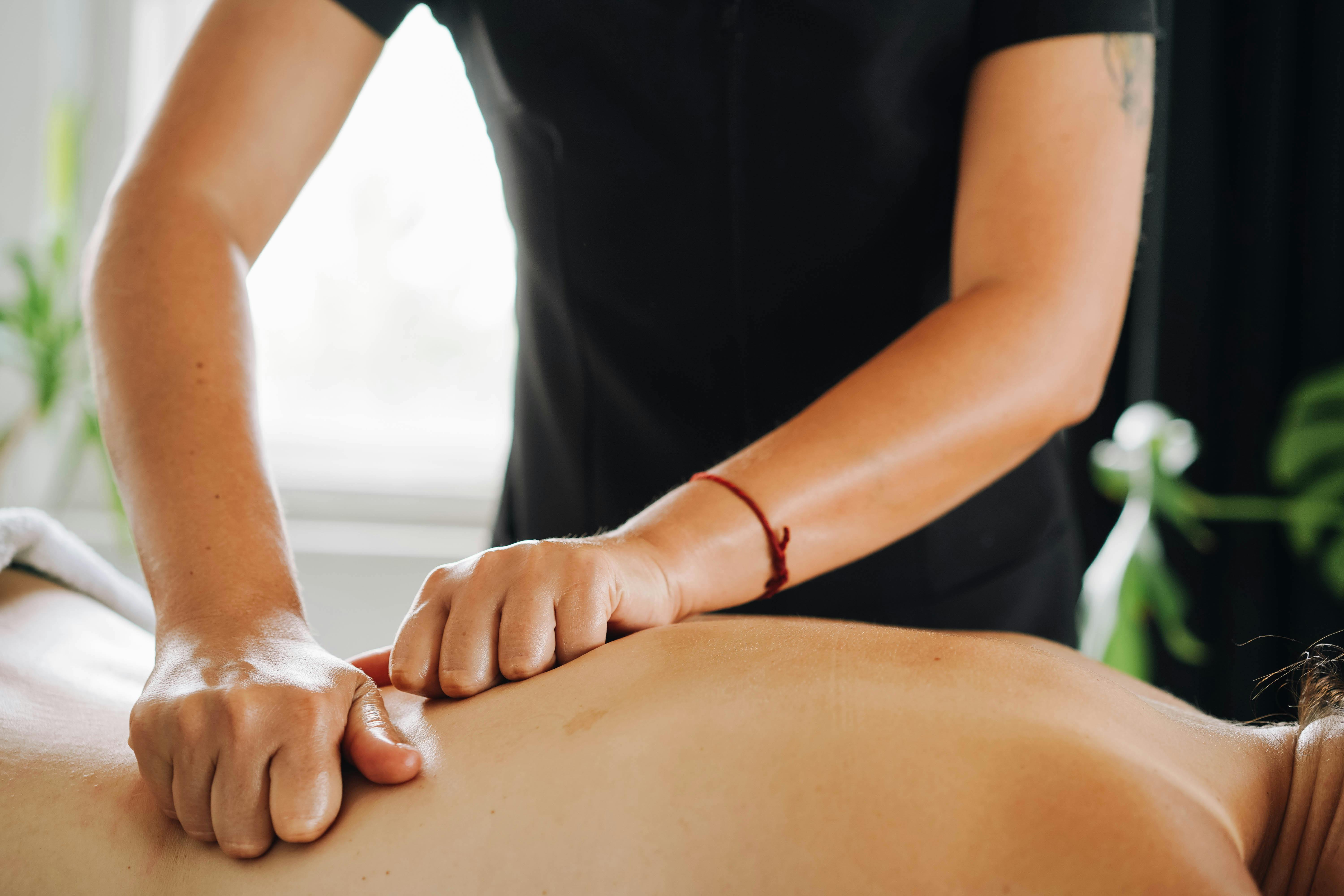 Foto de sesión de masaje linfático — manos del terapeuta en acción