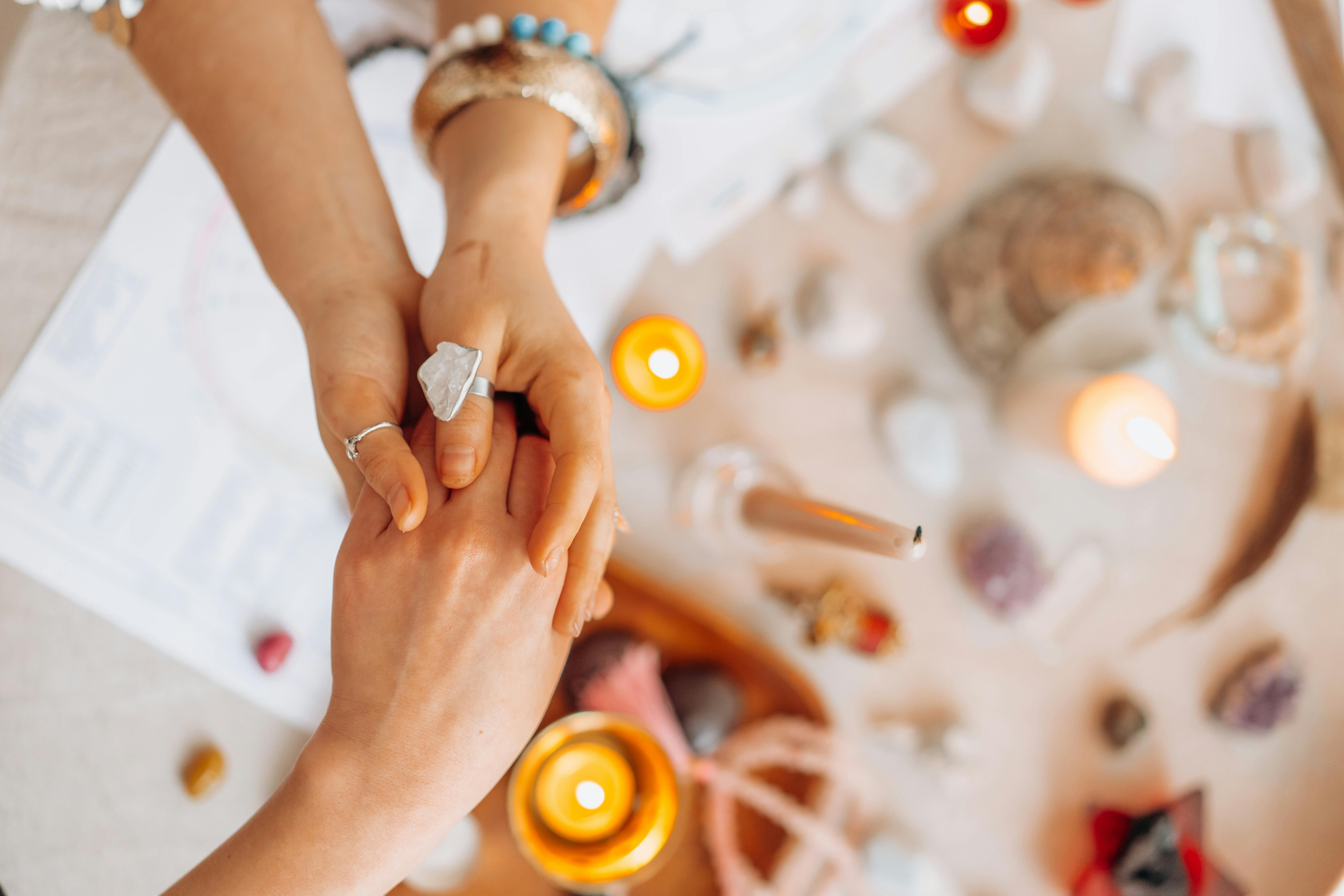 Foto de sesión de Reiki — manos canalizando energía