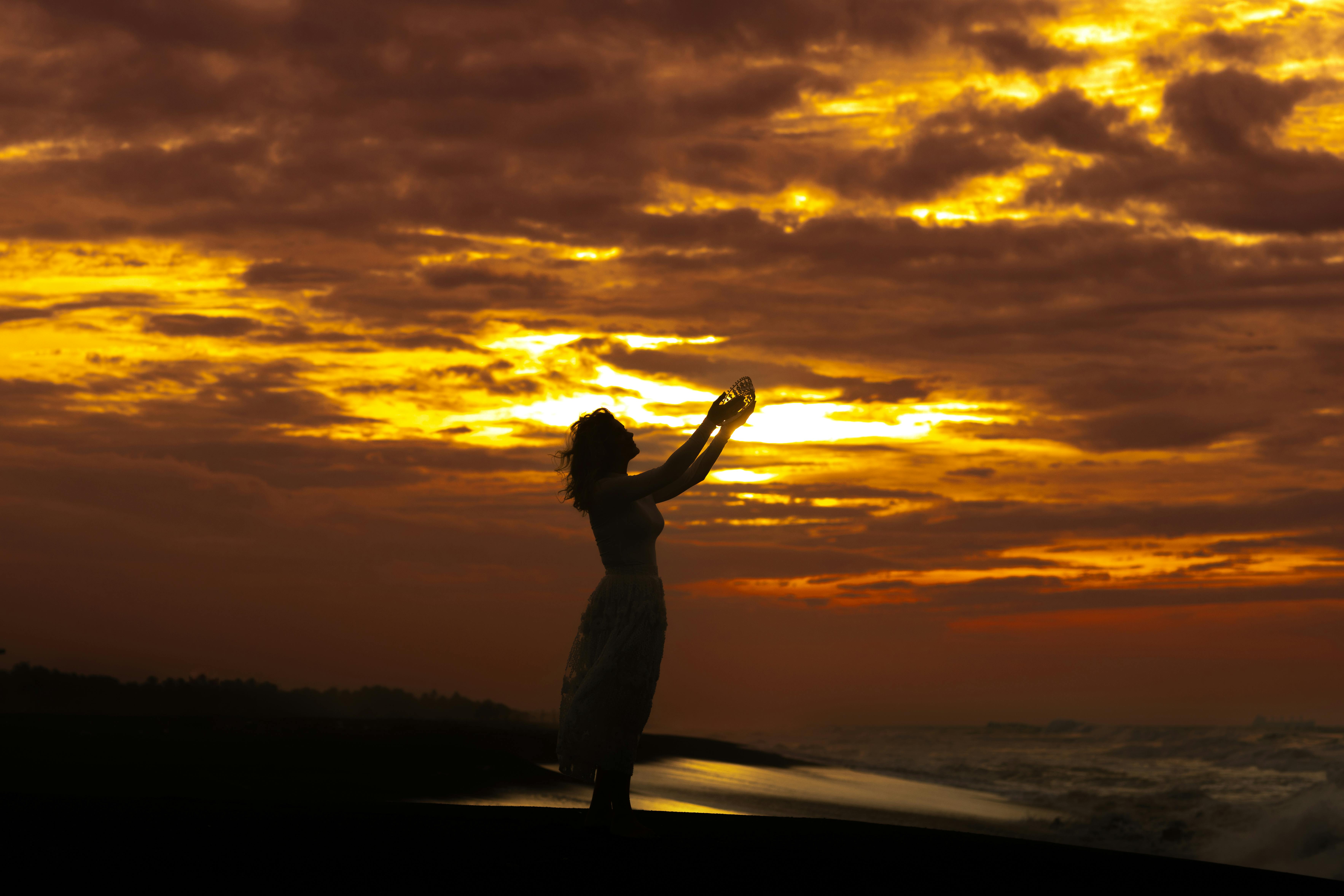 Foto de sesión de Reiki — persona recibiendo energía con calma y bienestar